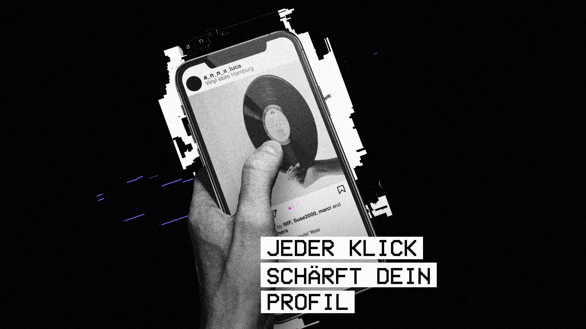 Das Bild zeigt eine Hand, die ein Smartphone hält. Auf dem Bildschirm ist ein Social-Media-Post mit einer Schallplatte zu sehen. Darüber liegt in großen, pixelartigen Buchstaben der Schriftzug: „JEDER KLICK SCHÄRFT DEIN PROFIL“. Das Bild macht deutlich, wie alltägliche Online-Interaktionen wie Likes oder Klicks systematisch gesammelt und zur Profilbildung genutzt werden.