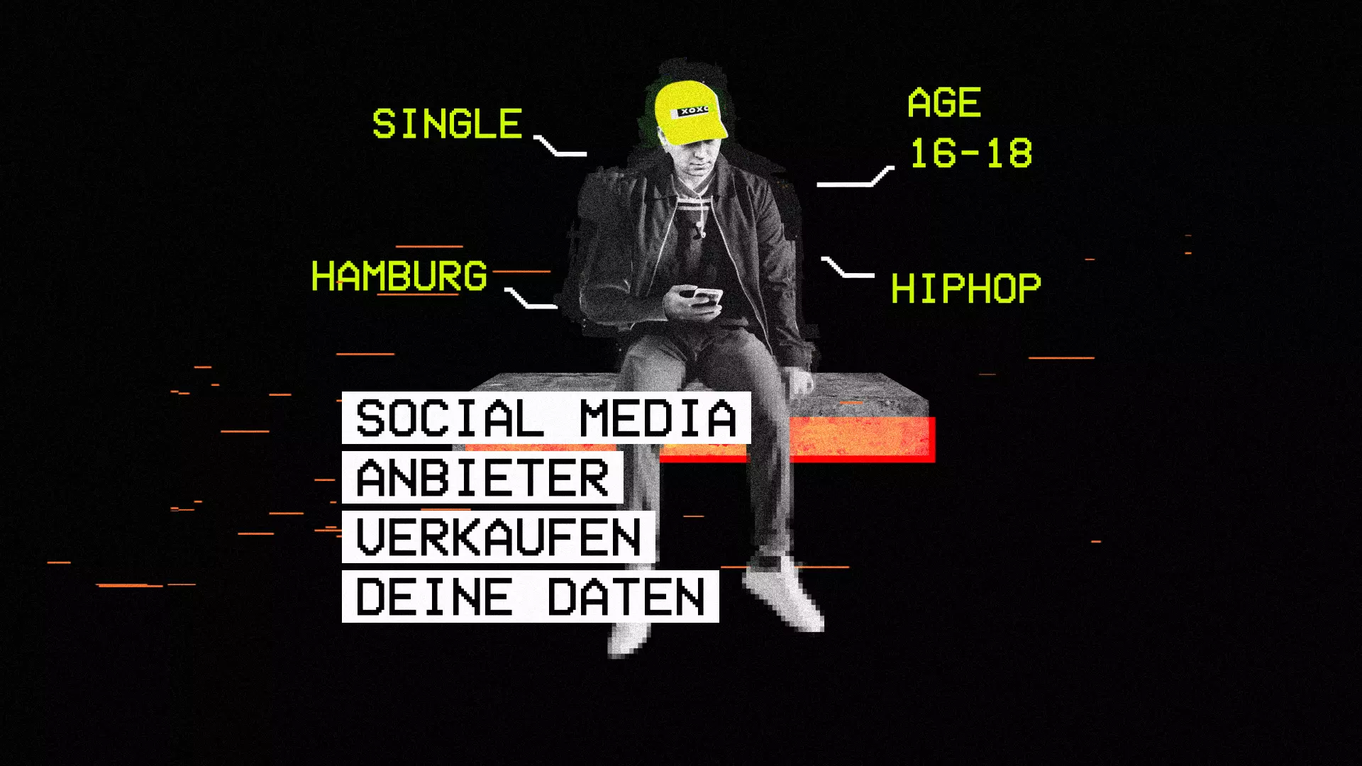 Das Bild zeigt eine stilisierte Collage: Ein junger Mann sitzt auf einer Bank und blickt auf sein Smartphone. Über ihm sind Schlagworte wie „SINGLE“, „AGE 16–18“, „HAMBURG“ und „HIPHOP“ eingeblendet, die wie persönliche Datenpunkte wirken. Darunter steht in großen, pixelartigen Buchstaben: „SOCIAL MEDIA ANBIETER VERKAUFEN DEINE DATEN“. Das Bild verdeutlicht, wie persönliche Informationen von sozialen Medien gesammelt, kategorisiert und zu kommerziellen Zwecken verkauft werden.
